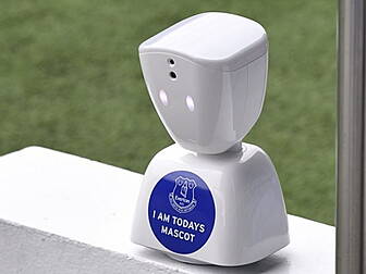 Everton use robot mascot to gi...